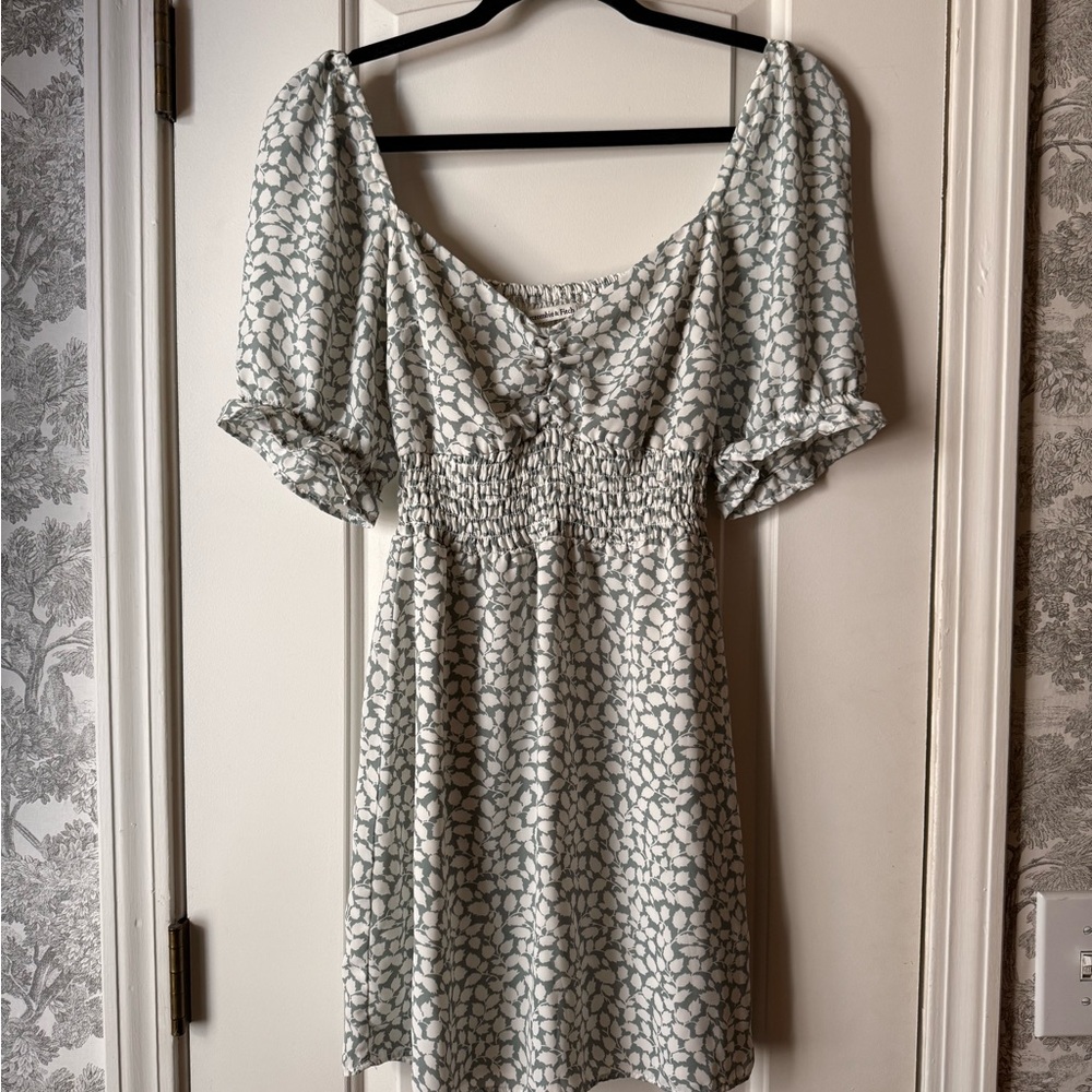 Abercrombie White and Gray Patterned Dress